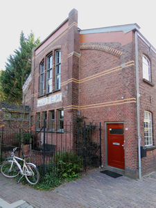 838261 Gezicht op de voorgevel van het voormalige fabriekspand van de N.V. U.T.E.M. (Leidseweg 125) te Utrecht, met een ...
